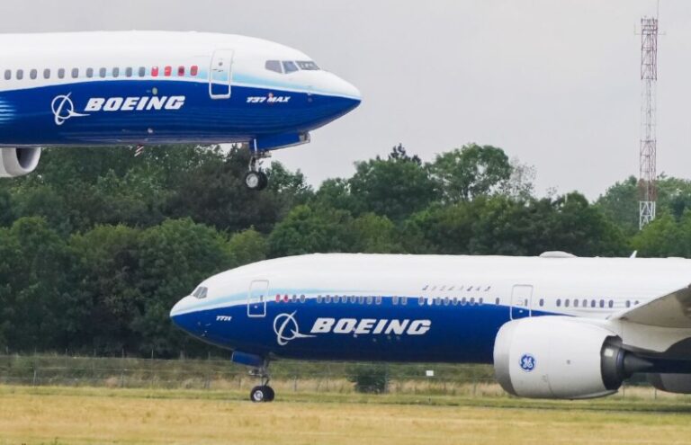 Boeing confirms Chinese purchase of 200 planes.