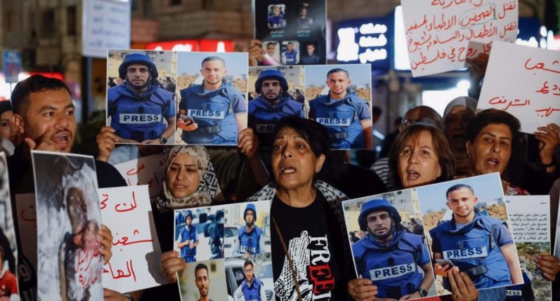 Gaza's journalists to receive international award.