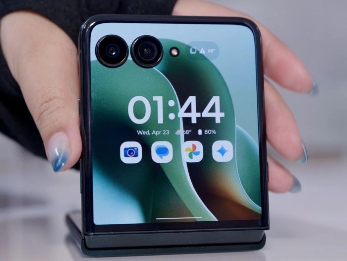 The Razr Ultra 2026 is everything a flip phone should be