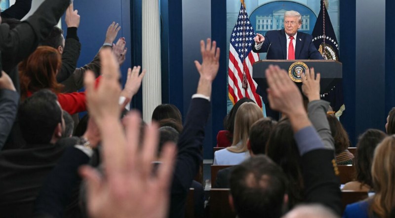 Judge temporarily blocks Trump ban on CNN.